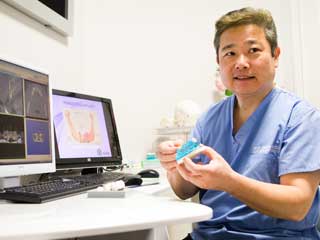 カウンセリングする院長