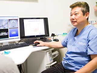 カウンセリングする院長